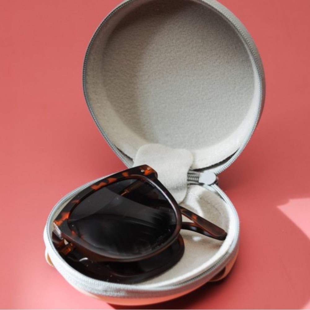 FLEXIBLE FOLDABLE UV400 SUNGLASSES WITH CASE in Black Tortious  Shell